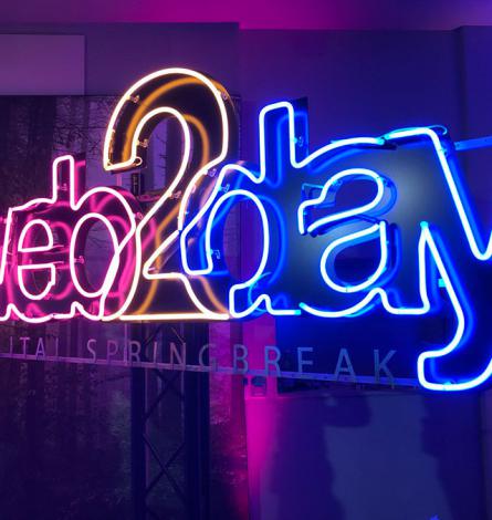 web 2 day - lettrage neon